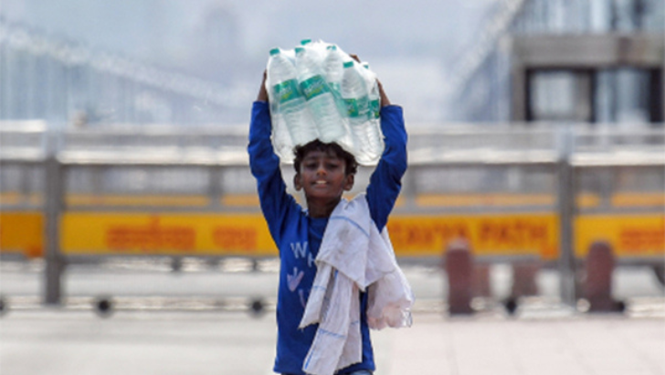 https://salarnews.in/public/uploads/images/newsimages/maannewsimage12062025_142404_Delhi Heatwave.png